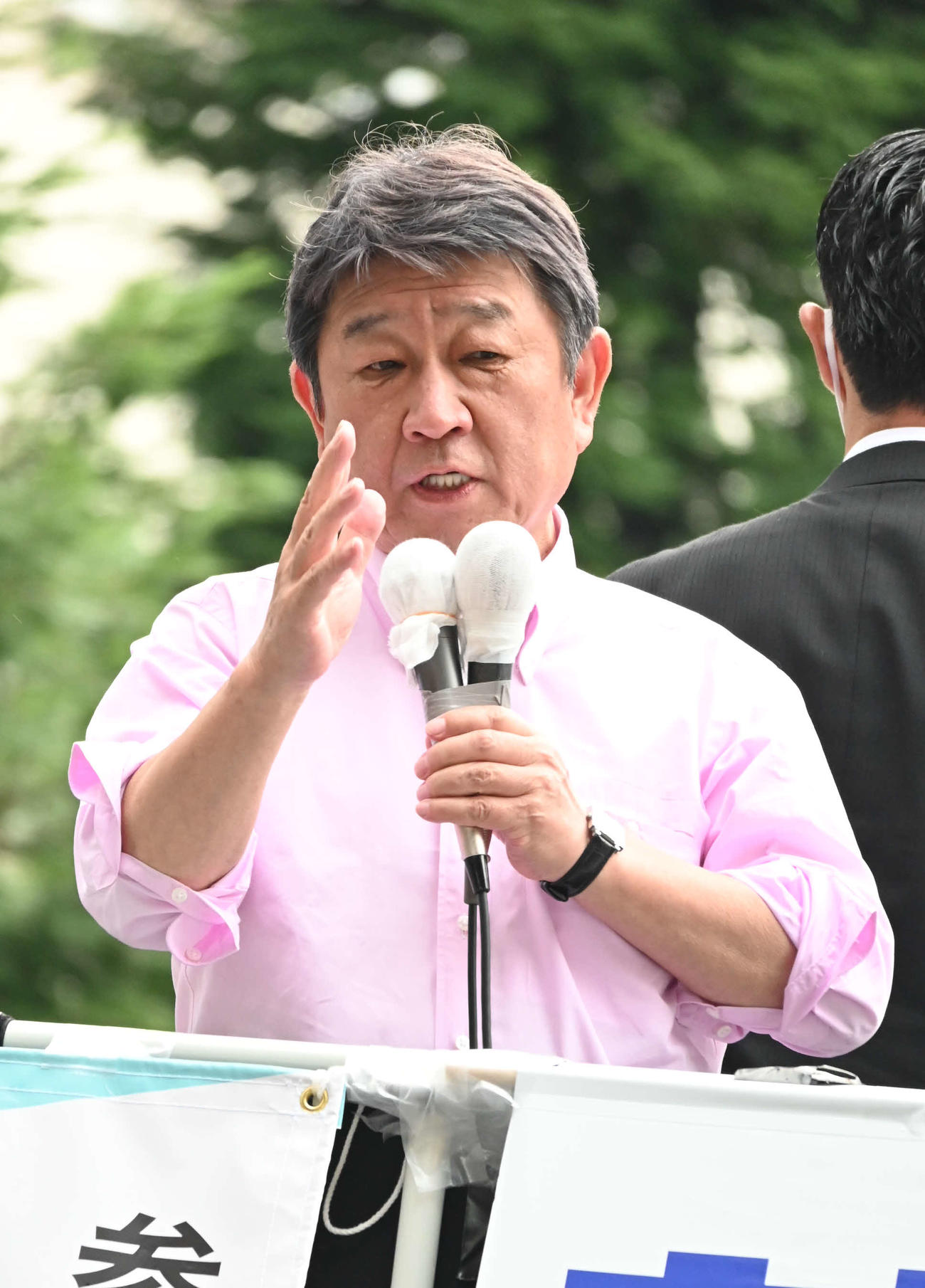 大阪・JR京橋駅前で街頭演説する自民党の茂木敏充幹事長（撮影・松浦隆司）