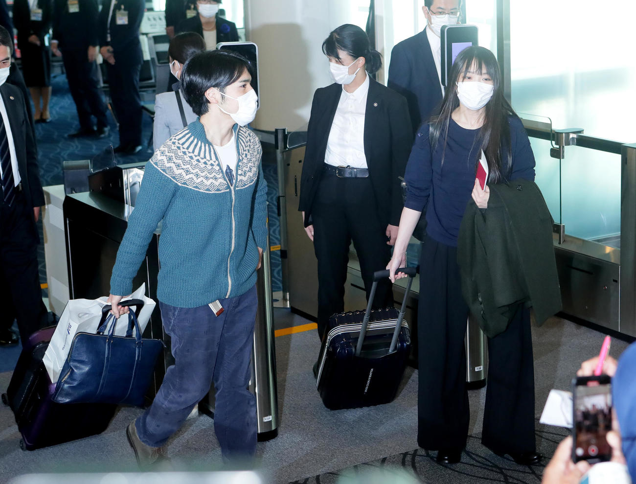 渡米する小室圭さん（左）と眞子さん（2021年11月14日撮影）