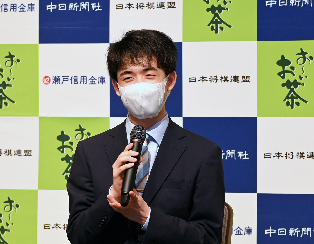 王位戦7番勝負第1局の前日会見に臨む藤井聡太王位（撮影・松浦隆司）