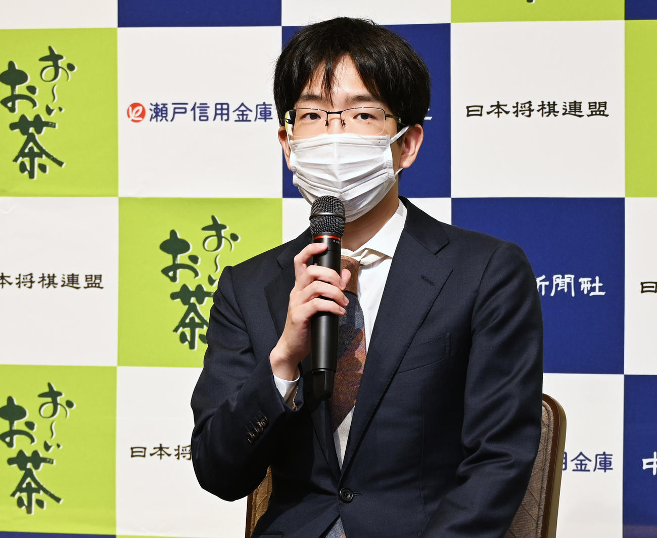 王位戦7番勝負第1局の前日会見に臨む豊島将之九段（撮影・松浦隆司）