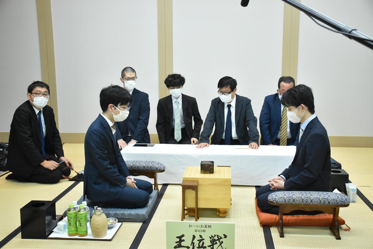 王位戦7番勝負第1局の前日検分を行う藤井聡太王位（右）豊島将之九段（日本将棋連盟提供）