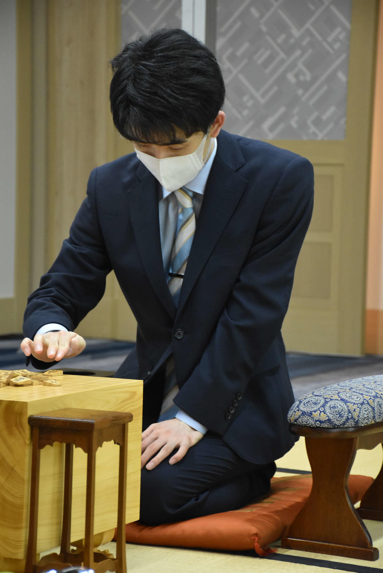 王位戦7番勝負第1局の前日検分を行う藤井聡太王位（日本将棋連盟提供）