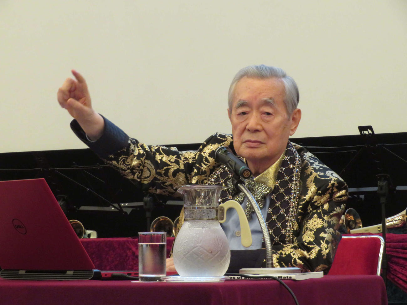 誕生会で右手を突き上げるドクター・中松氏（撮影・村上幸将）