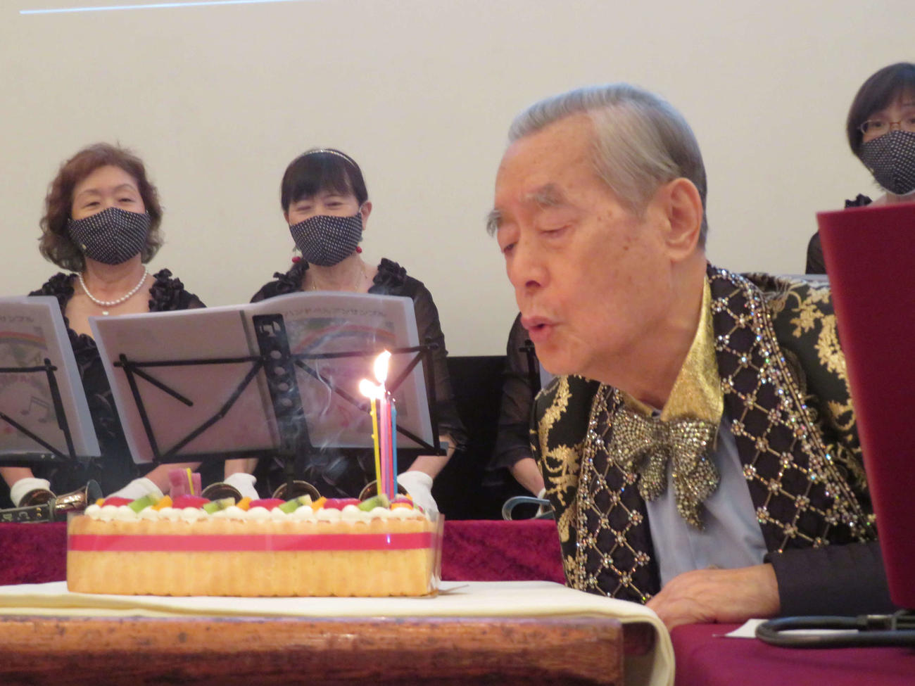 誕生会でケーキのろうそくの火を吹き消すドクター・中松氏（撮影・村上幸将）