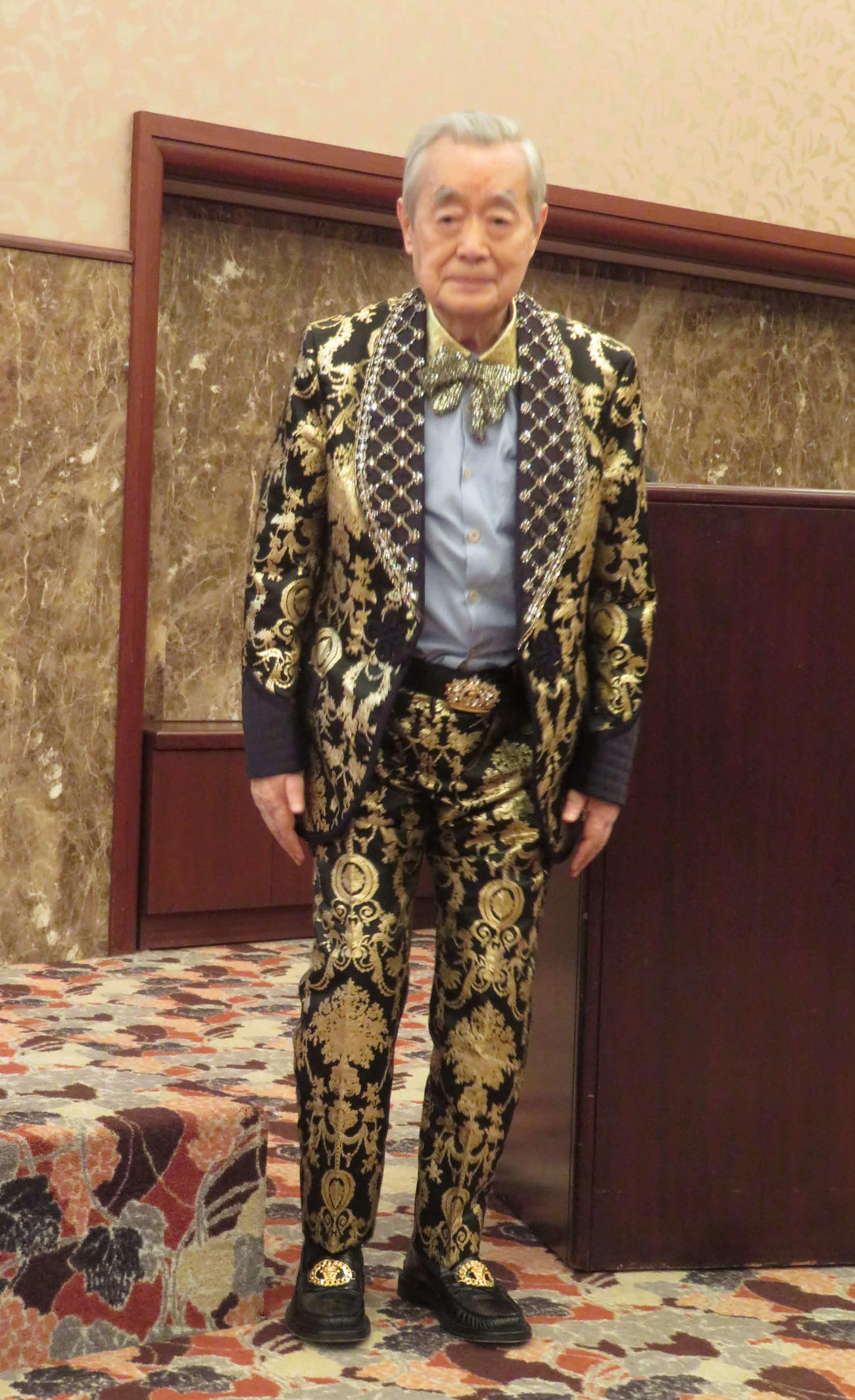 輝く金色のタキシードを着て誕生会に登場したドクター・中松氏（撮影・村上幸将）