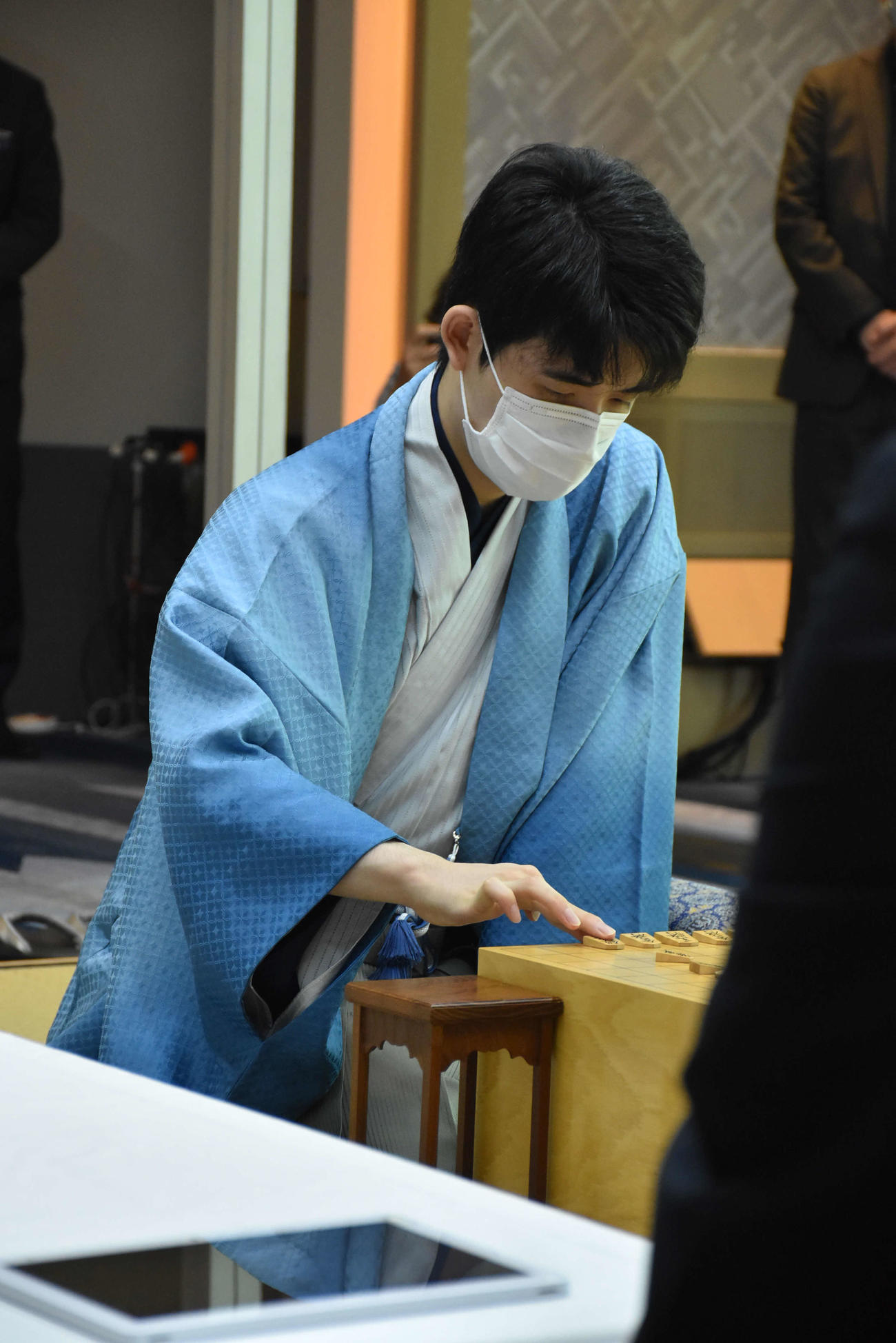 王位戦7番勝負第1局に臨んだ藤井聡太王位（日本将棋連盟提供）