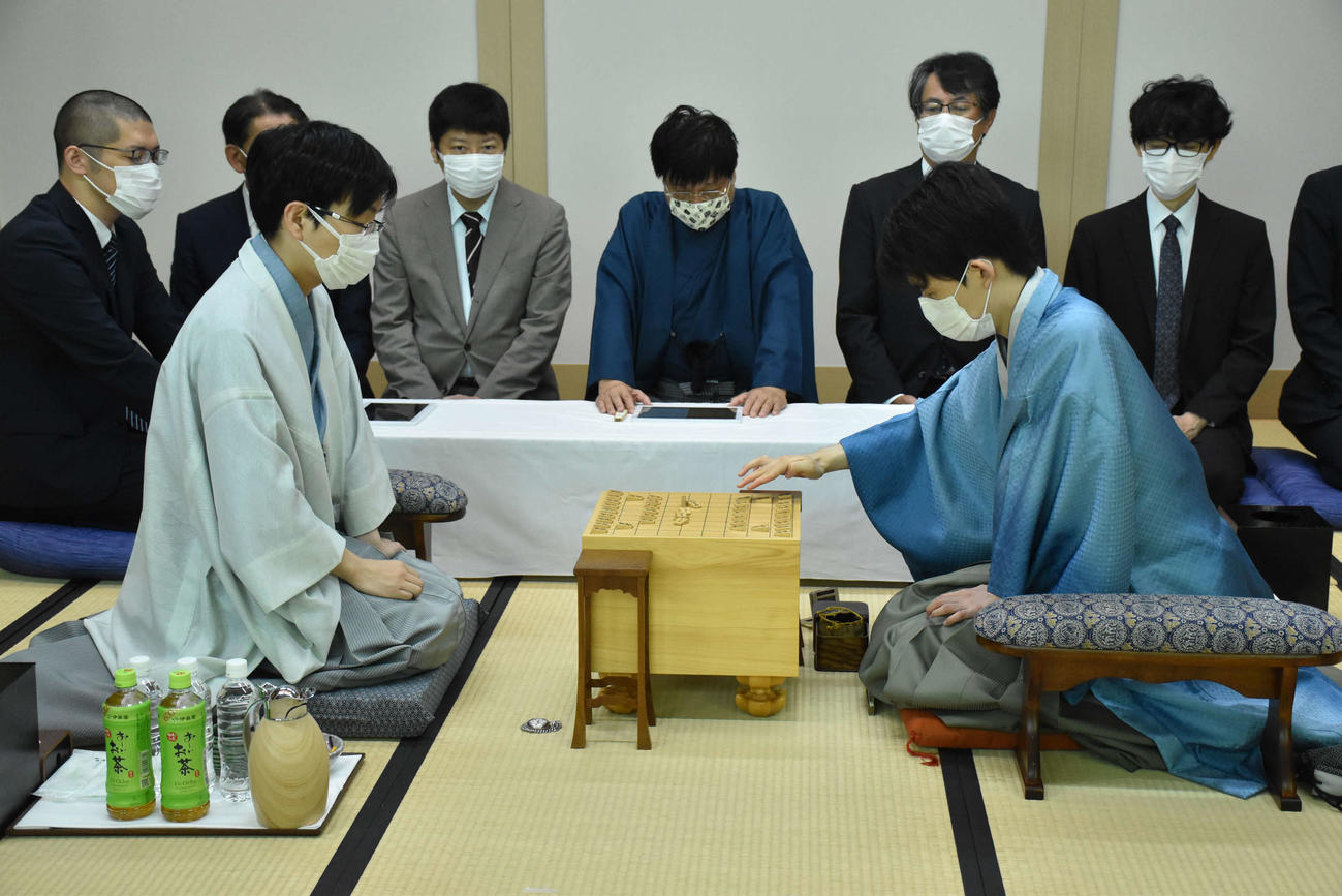 王位戦7番勝負第1局に臨んだ藤井聡太王位（右）と豊島将之九段（日本将棋連盟提供）