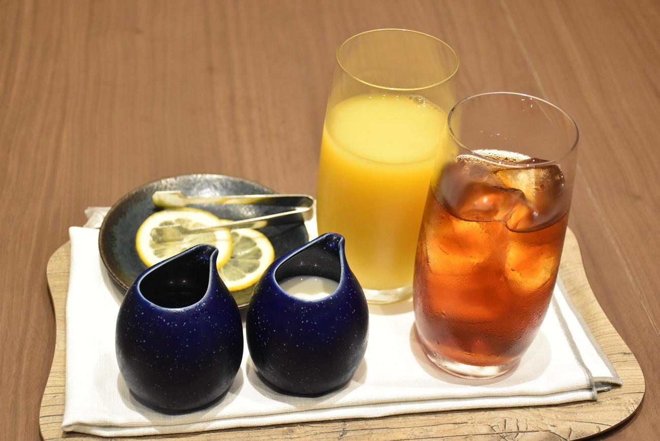 藤井聡太王位が午前のおやつに注文した「オレンジジュース」「アイスティー」（日本将棋連盟提供）