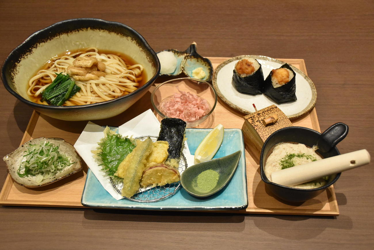 藤井聡太王位、豊島将之九段が昼食に注文した「犬山産小麦『きぬあかり』うどんセット」（日本将棋連盟提供）