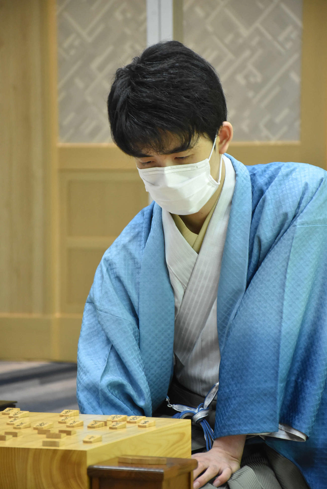 王位戦7番勝負第1局2日目に臨んだ藤井聡太王位（日本将棋連盟提供）