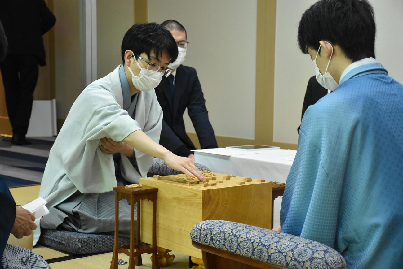 王位戦7番勝負第1局2日目に臨んだ豊島将之九段（左）、藤井聡太王位（日本将棋連盟提供）