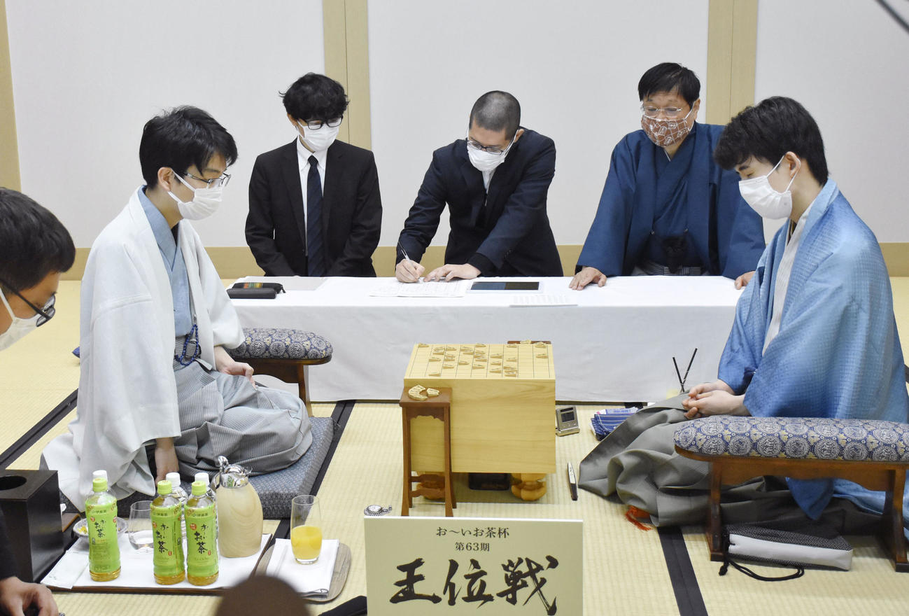 王位戦7番勝負の第1局で豊島将之九段（左）に敗れた藤井聡太王位（日本将棋連盟提供）（共同）