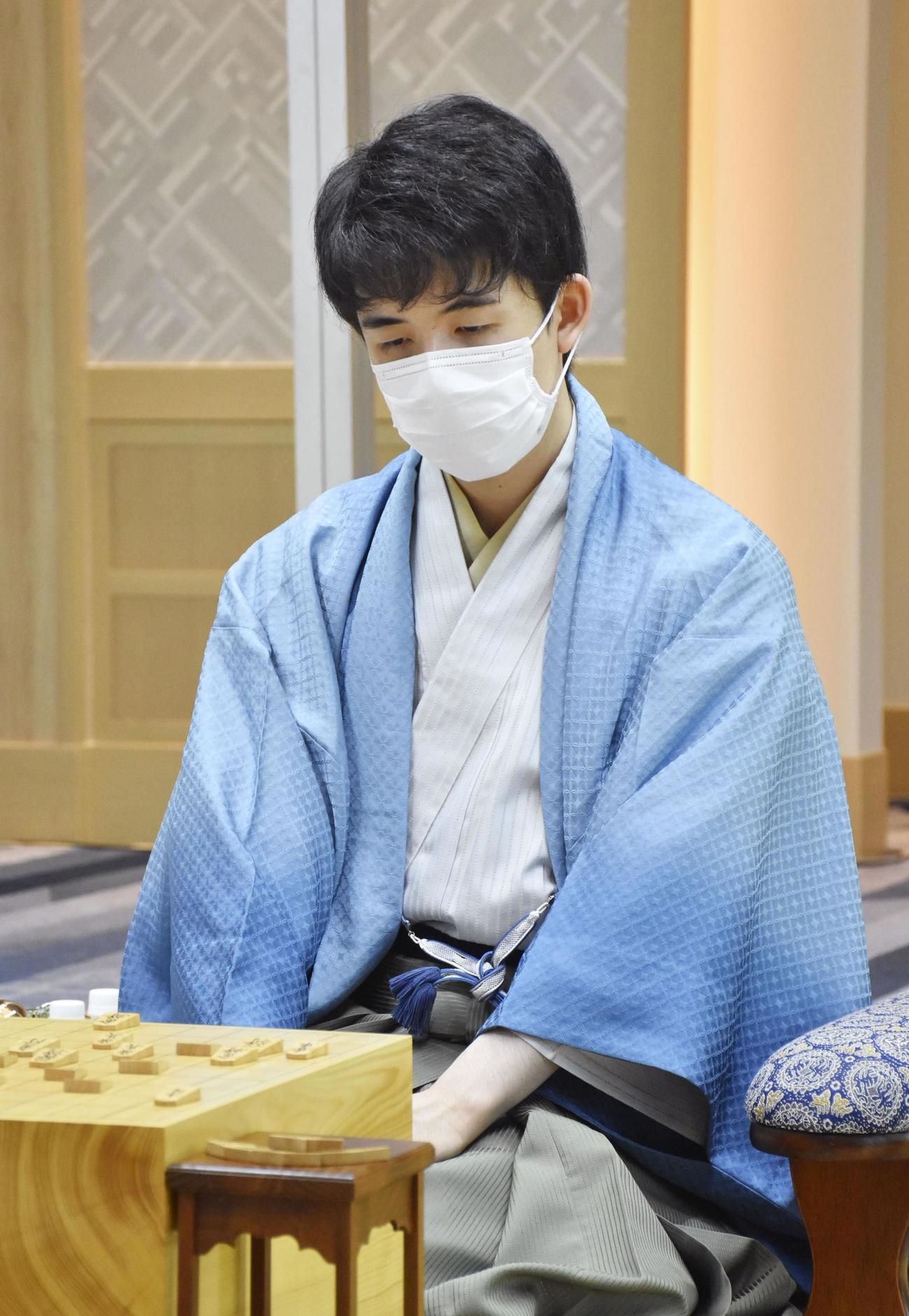 王位戦7番勝負の第1局で敗れた藤井聡太王位（日本将棋連盟提供）（共同）