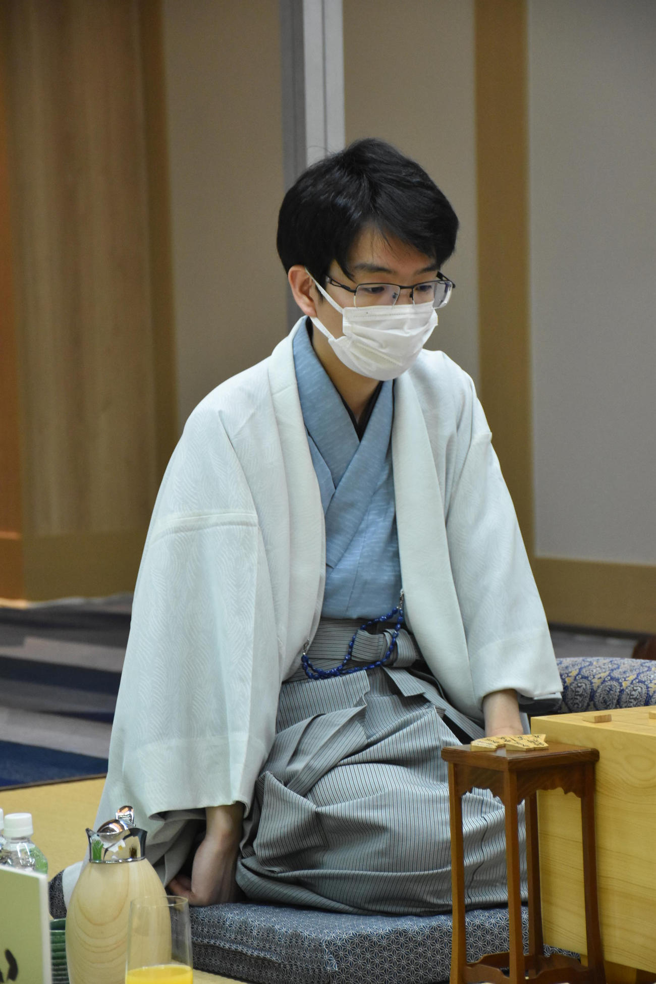 終局後、インタビューに応じる豊島将之九段（日本将棋連盟提供）