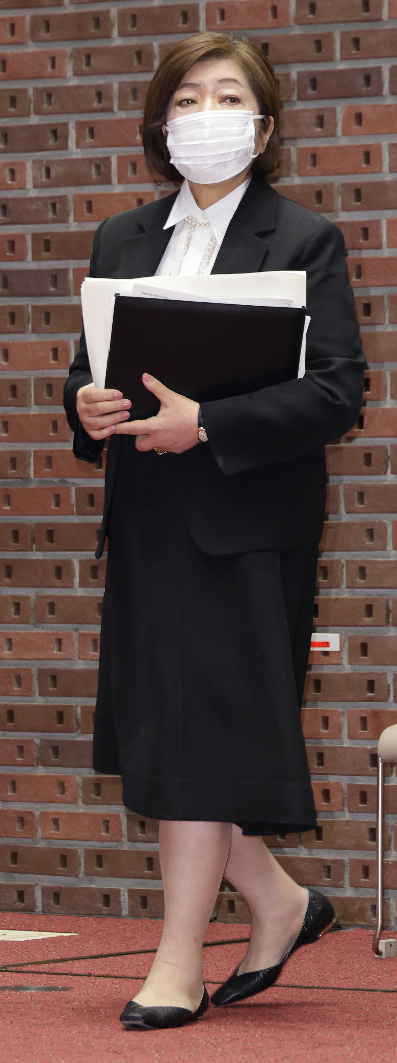 日大次期理事長就任会見場に入場する林真理子氏（撮影・中島郁夫）