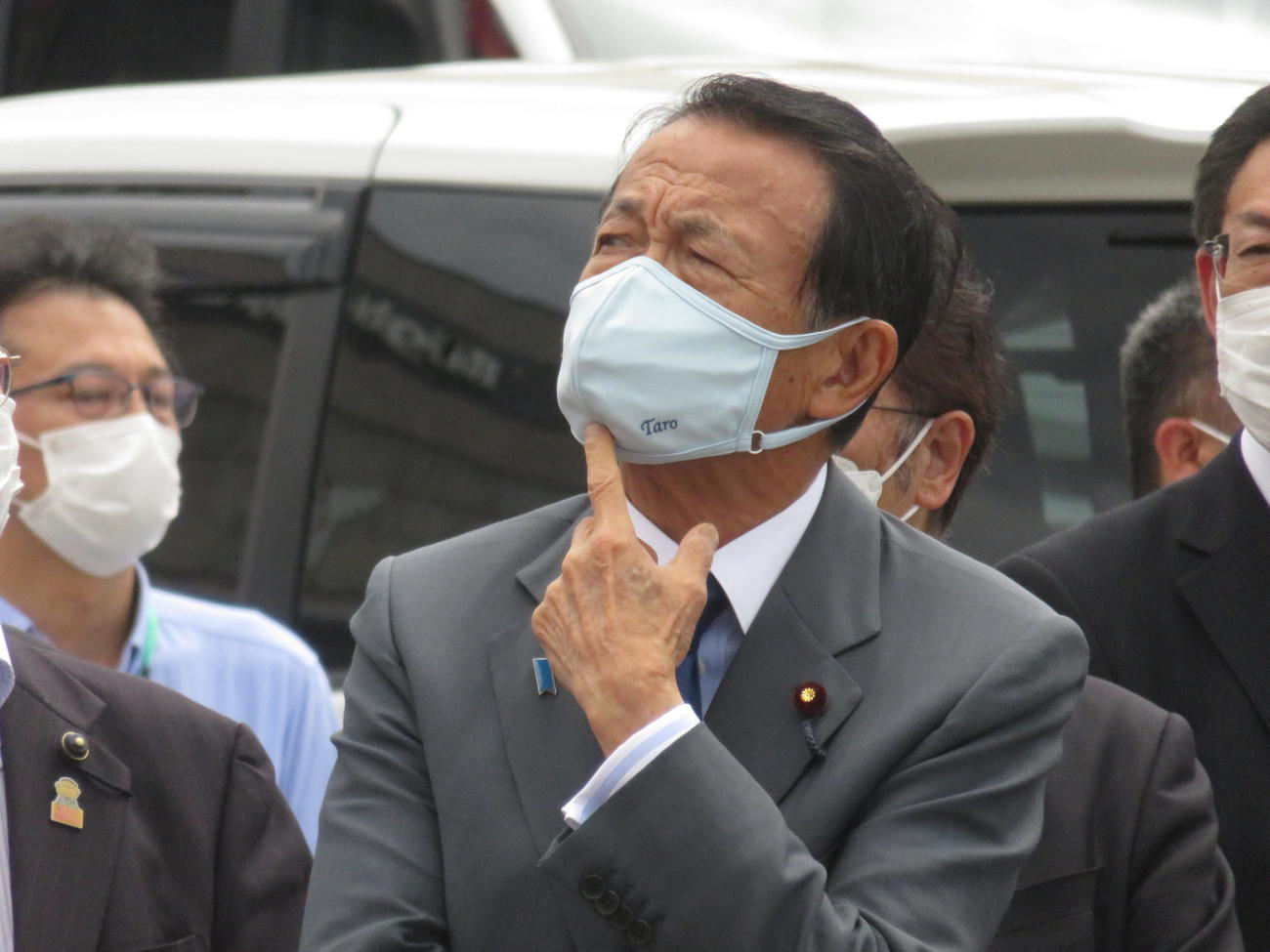 しゃべりはあまりうまくない斉藤直飛人氏の街頭演説を渋い表情で聞く麻生太郎自民党副総裁