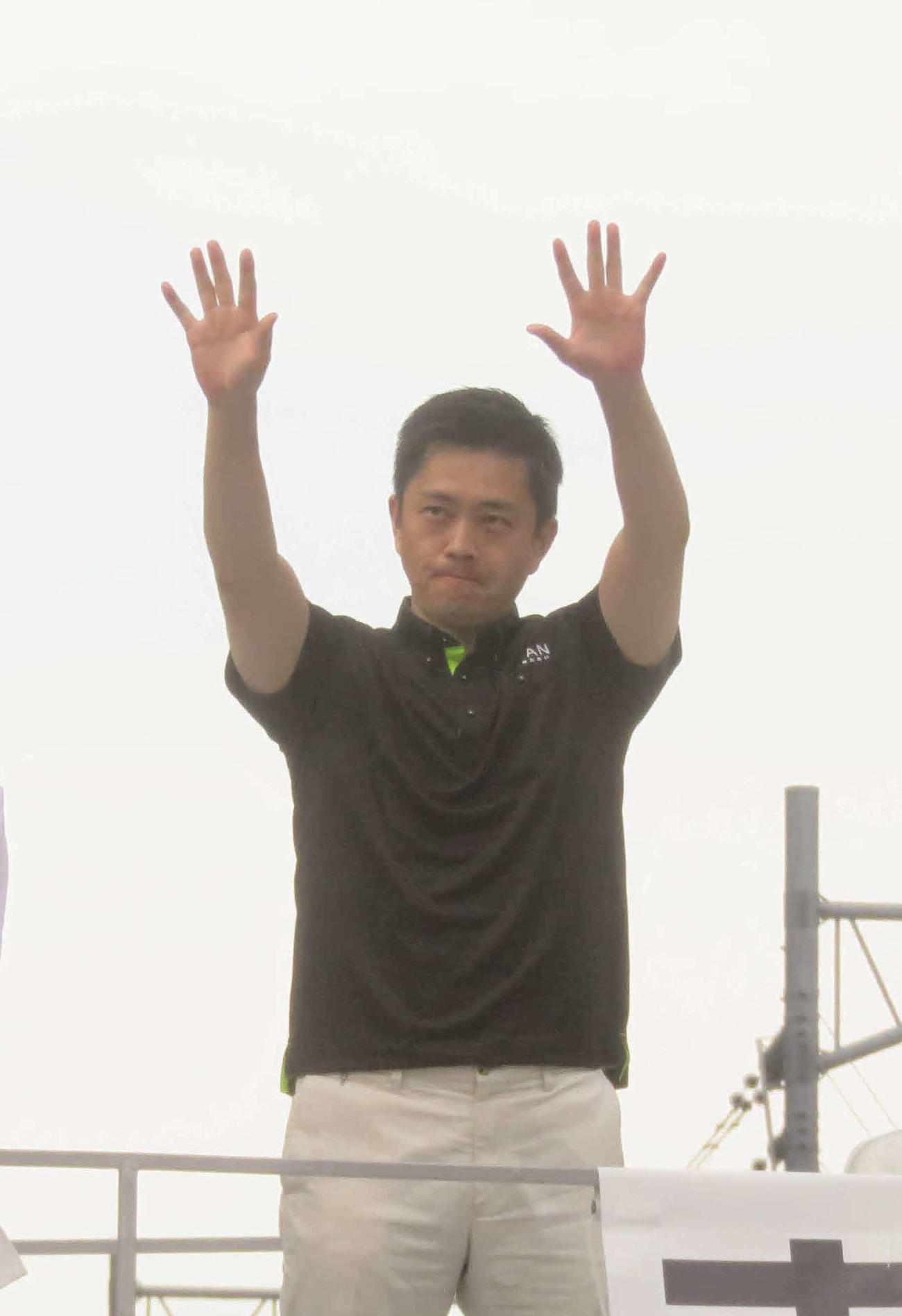 東京・秋葉原駅前で街頭演説を行う日本維新の会副代表の吉村洋文大阪府知事（撮影・大上悟）