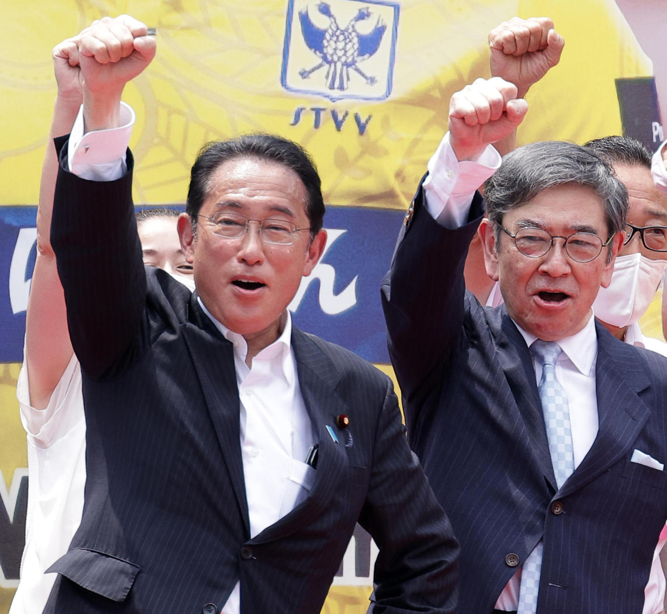 生稲晃子氏の応援に駆けつけた岸田文雄首相（左）と石坂浩二（撮影・中島郁夫）