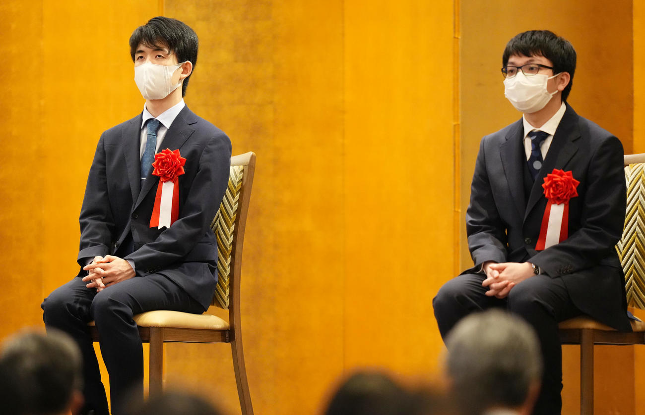 開幕式に登場した藤井聡太棋聖（左）と永瀬拓矢王座（撮影・横山健太）