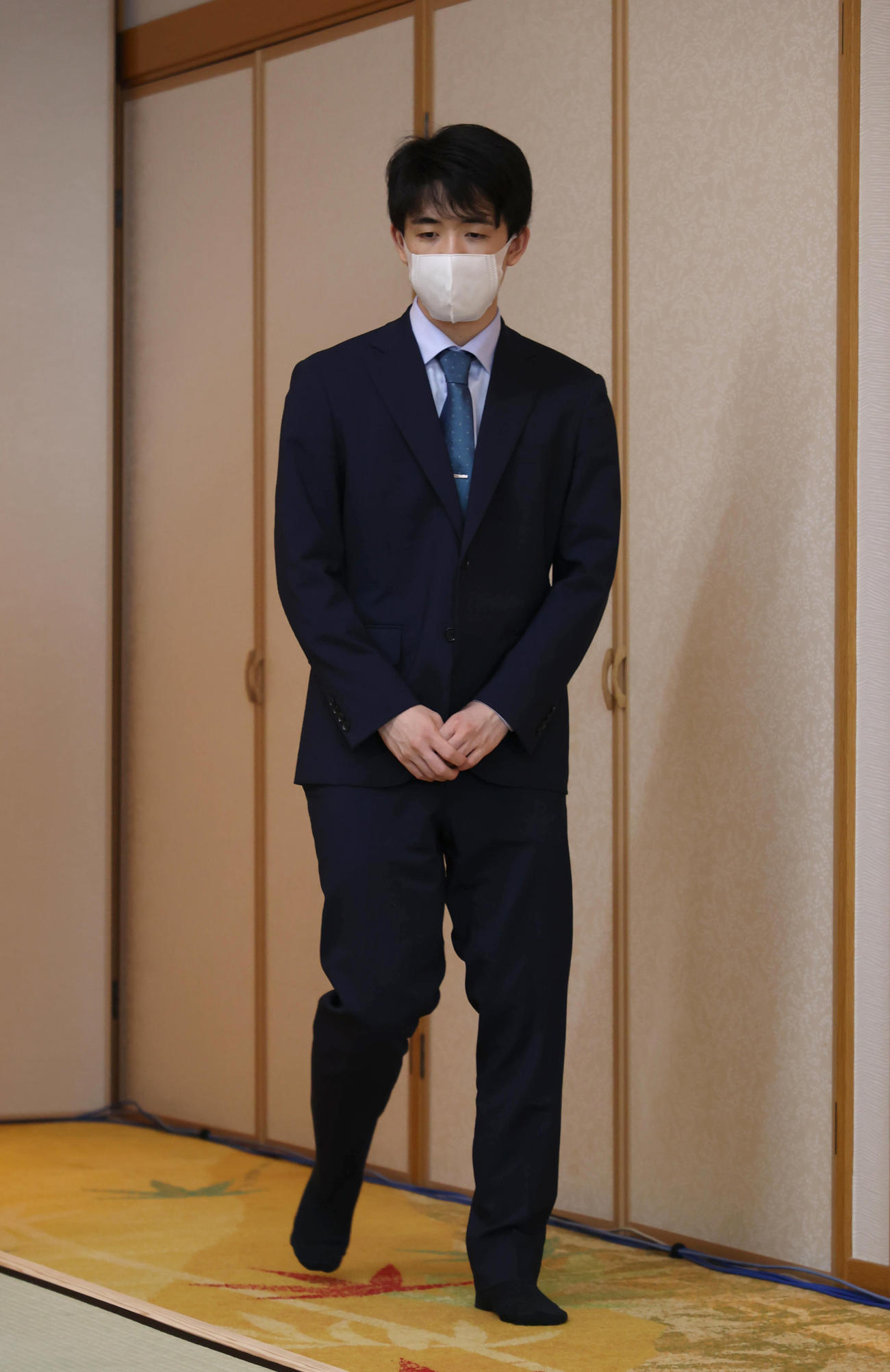 対局室での検分に臨む藤井聡太棋聖（代表撮影）