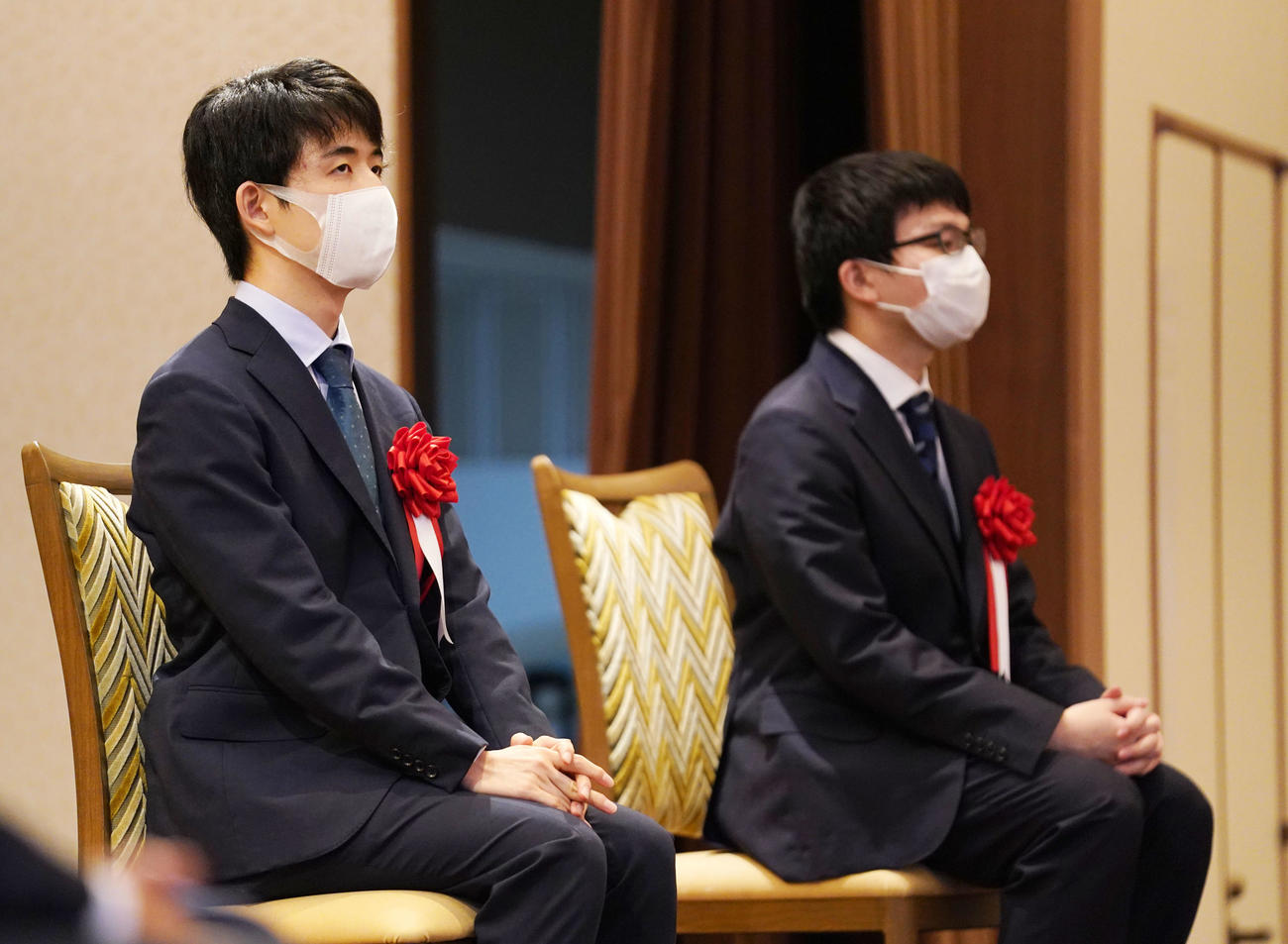 開幕式に登場した藤井聡太棋聖（左）と永瀬拓矢王座（撮影・横山健太）