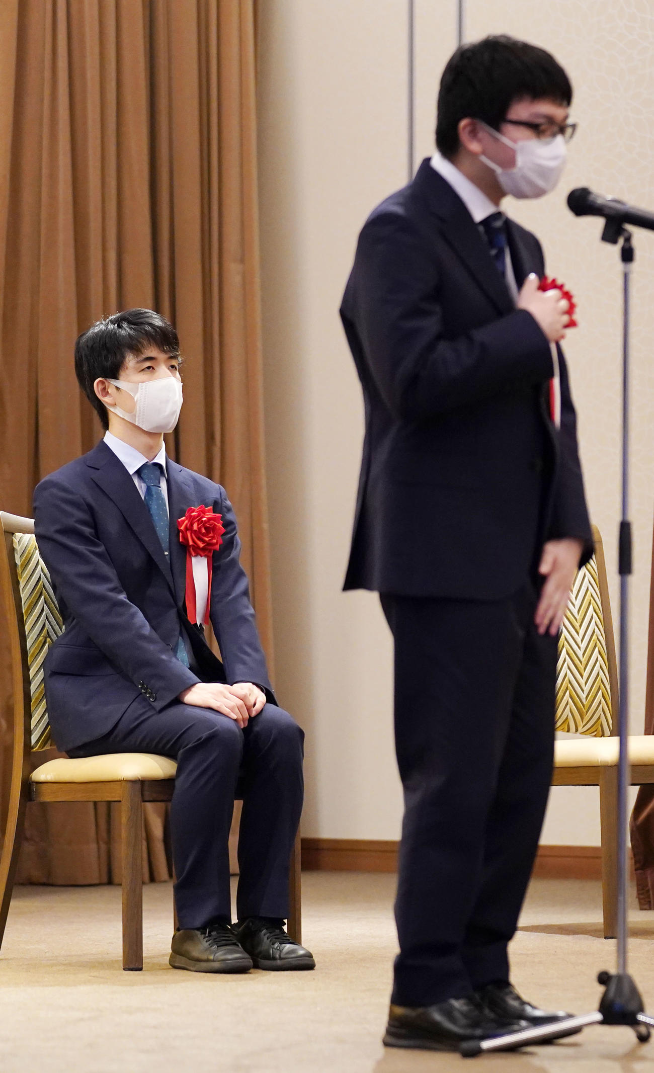 開幕式で意気込みを語る永瀬拓矢王座（右）と藤井聡太棋聖（撮影・横山健太）