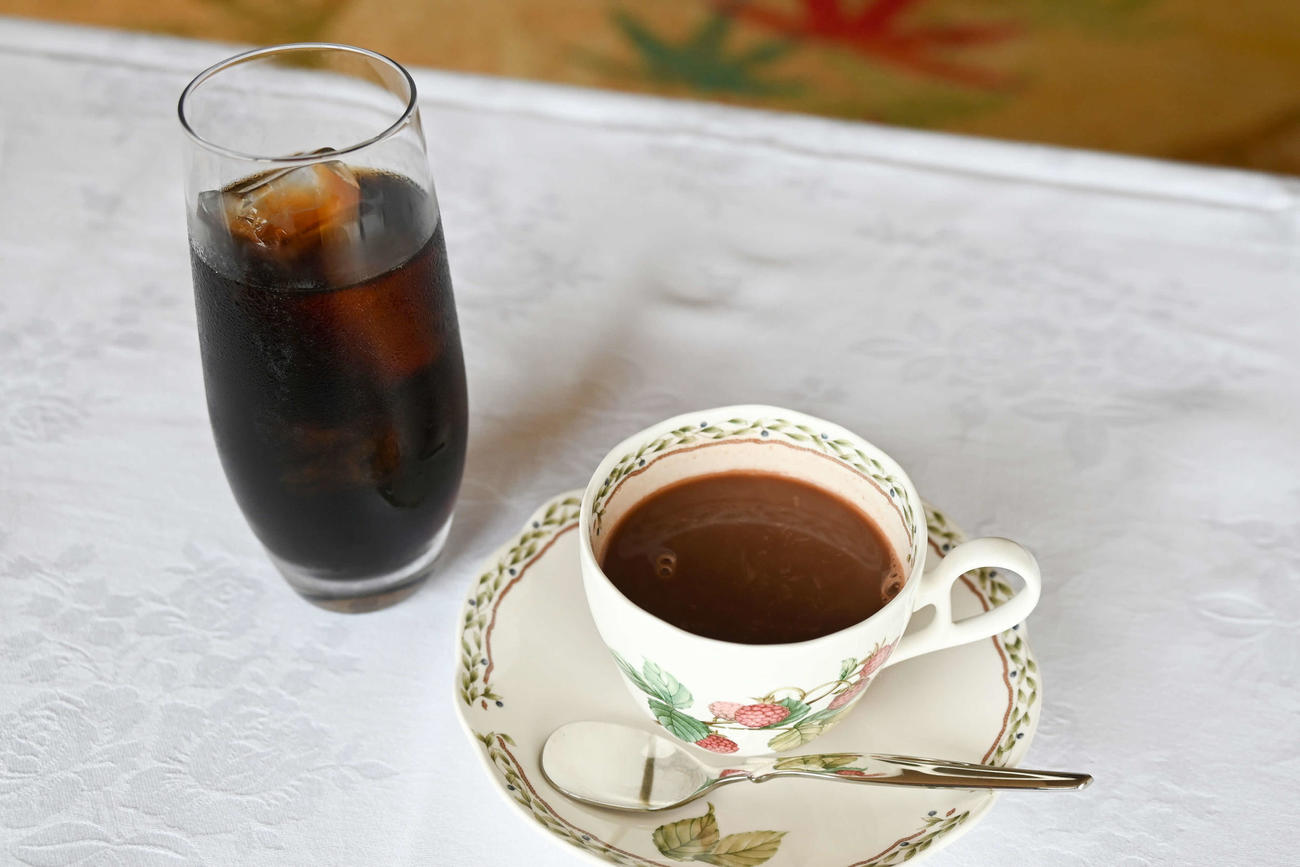 永瀬王座の午前のおやつはホットココアとアイスコーヒー（日本将棋連盟提供）