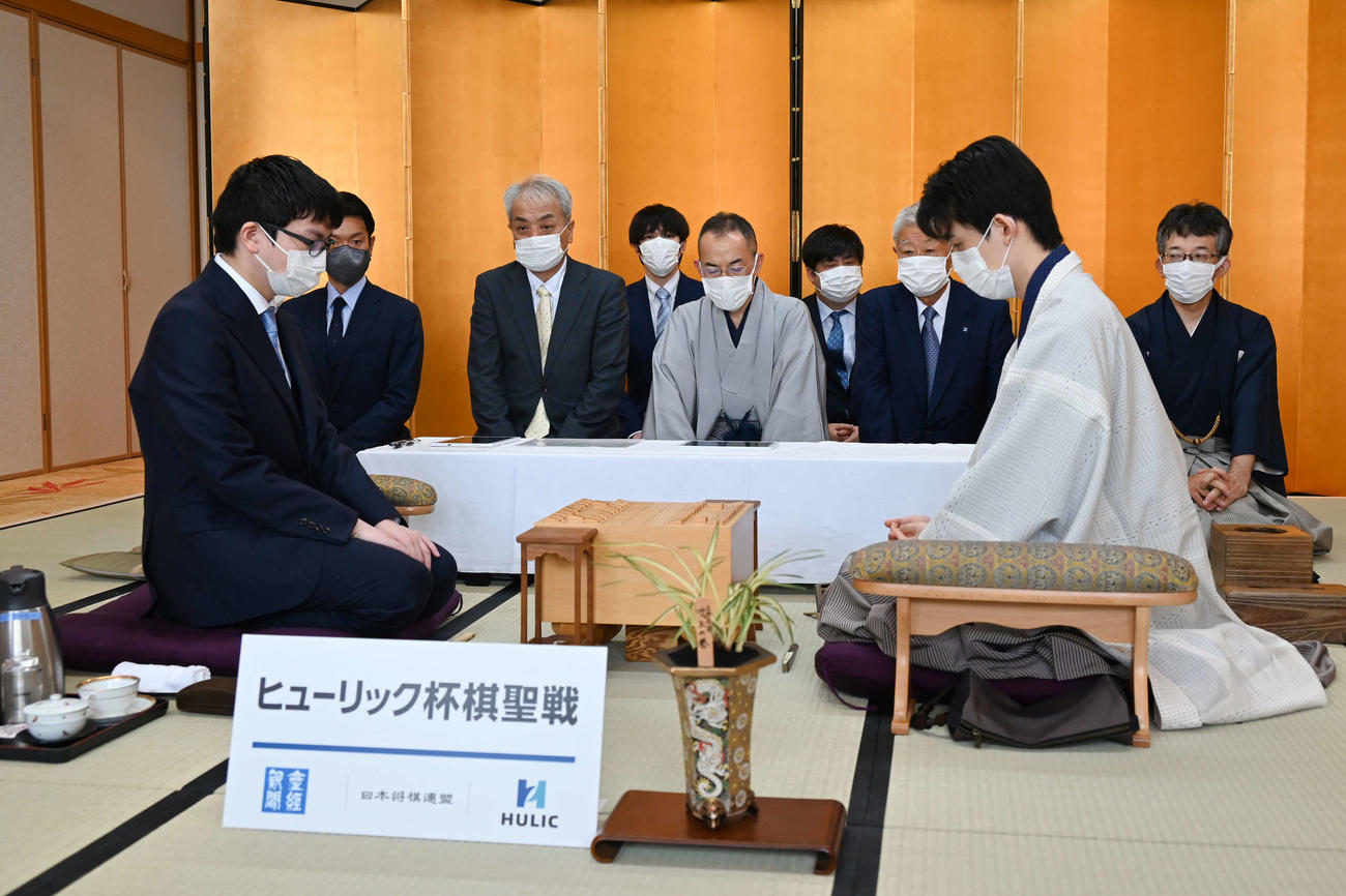 棋聖戦第3局に臨む藤井聡太棋聖（右）と永瀬拓矢王座（左、日本将棋連盟提供）