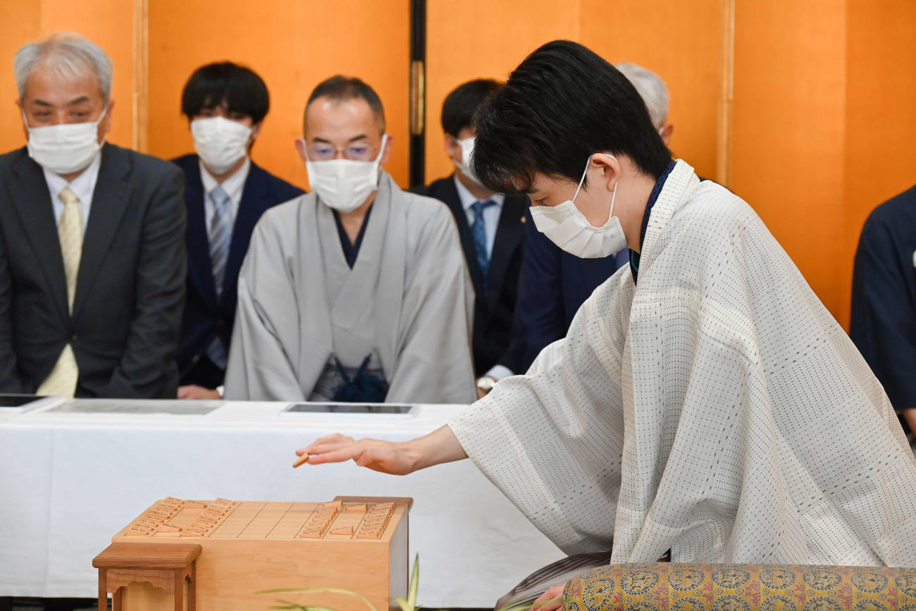 第3局の初手を指す藤井聡太棋聖（日本将棋連盟提供）