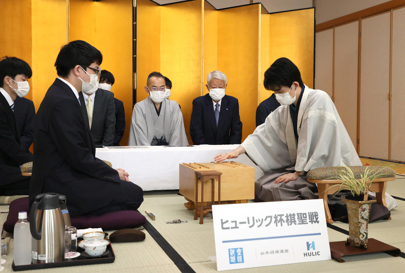 「第93期ヒューリック杯棋聖戦五番勝負」　第3局　1手目を指す藤井聡太棋聖（右）と永瀬拓矢王座（代表撮影）