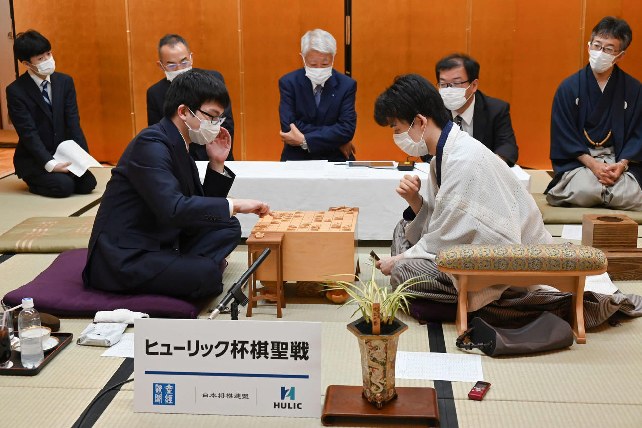 感想戦を行う藤井聡太棋聖（右）、永瀬拓矢王座（日本将棋連盟提供）
