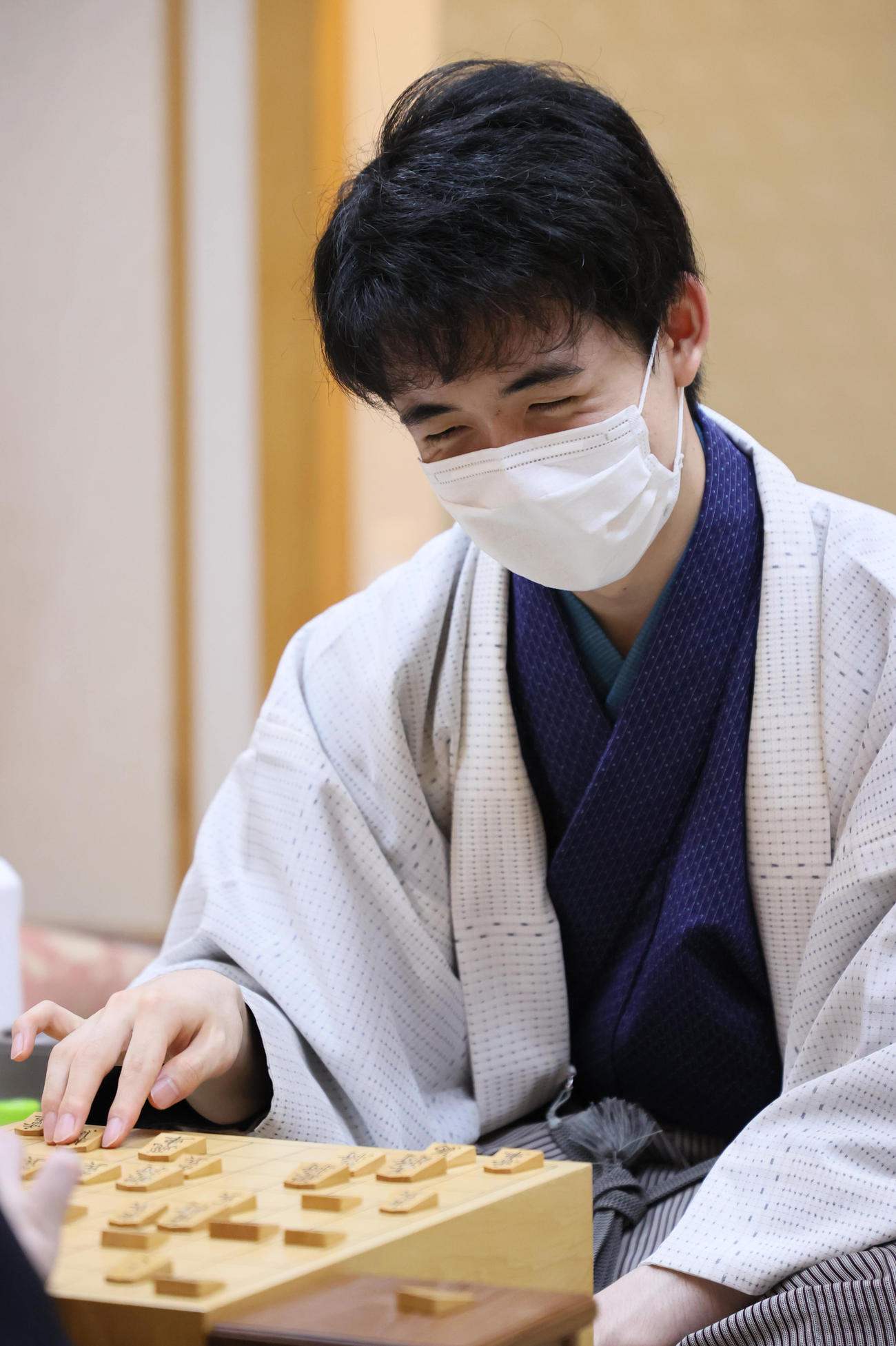 永瀬拓矢王座に勝利し、感想戦で対局を振り返る藤井聡太棋聖（代表撮影）