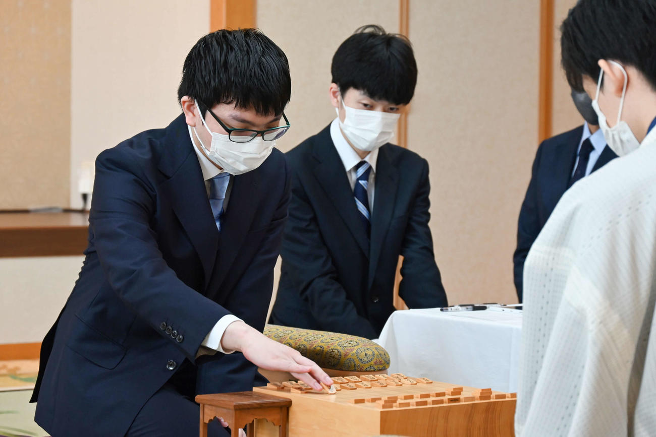 第3局の初手を指す永瀬拓矢王座（日本将棋連盟提供）