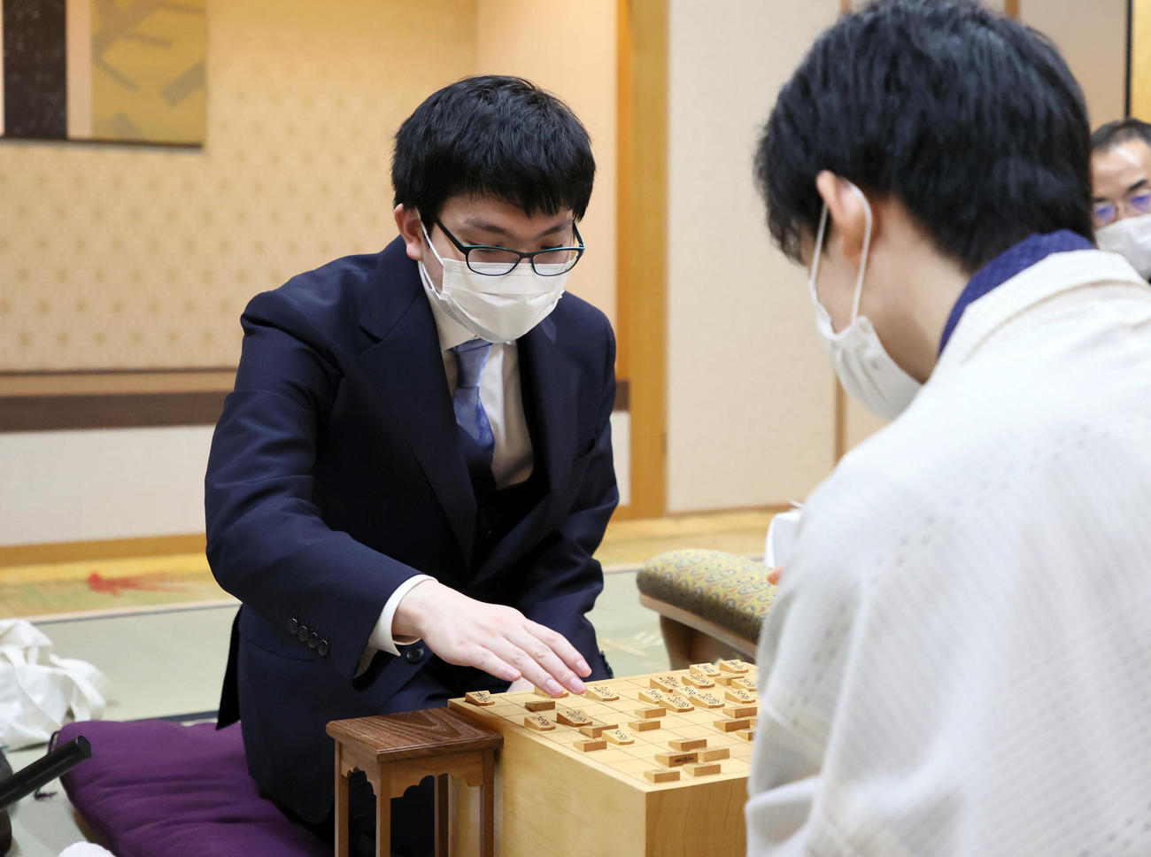感想戦で対局を振り返る永瀬拓矢王座（代表撮影）