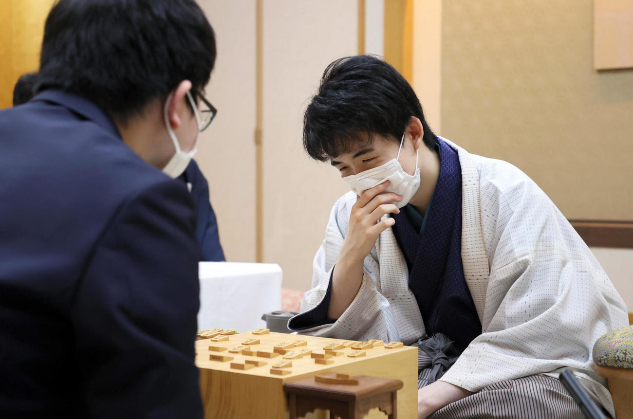永瀬拓矢王座（左）に勝利し、感想戦で対局を振り返る藤井聡太棋聖（代表撮影）