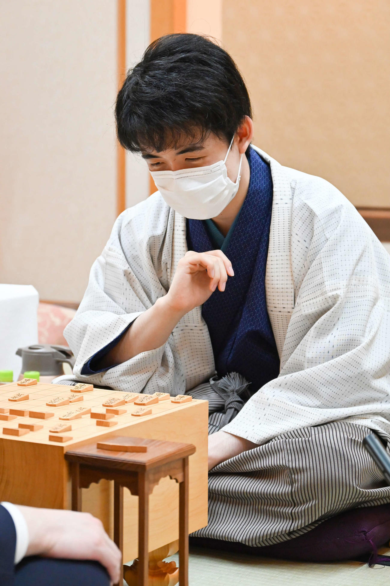 終局後、感想戦を行う藤井聡太棋聖（日本将棋連盟提供）