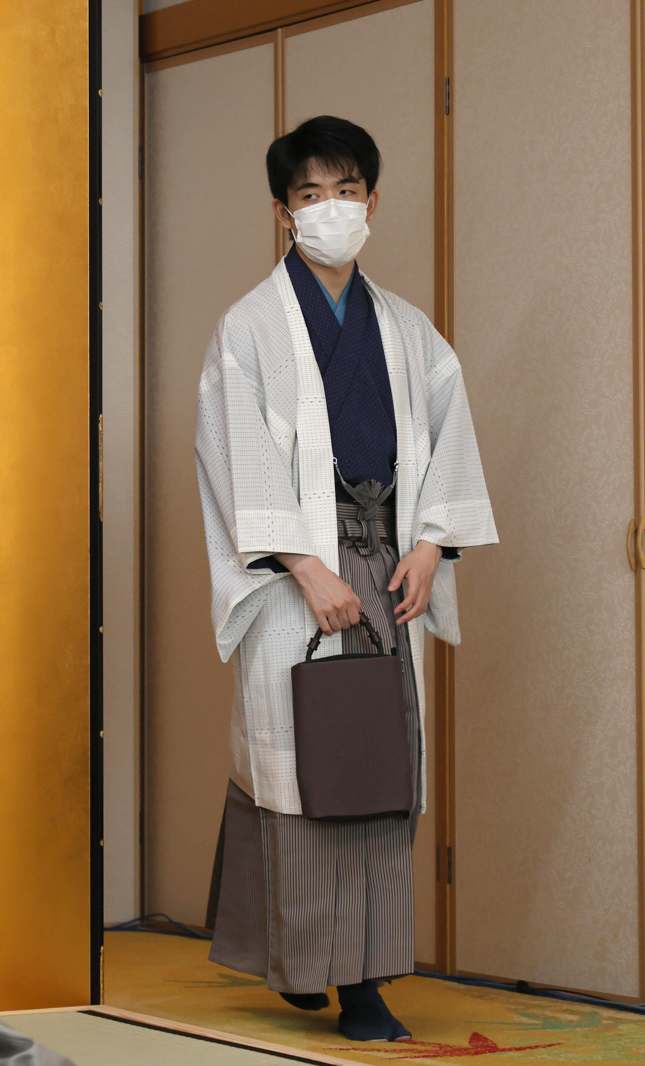 第3局　対局室に入る藤井聡太棋聖（代表撮影）