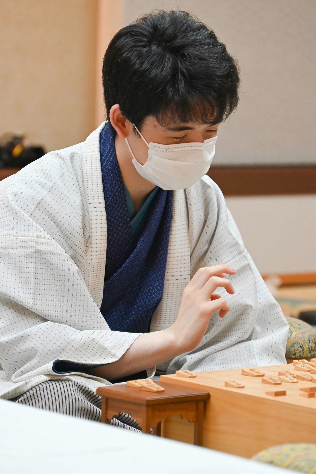 感想戦を行う藤井聡太棋聖（日本将棋連盟提供）
