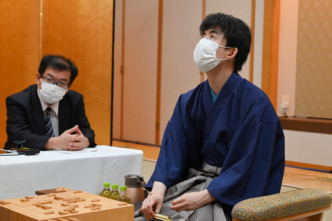 終局後、インタビューに応じる藤井聡太棋聖（日本将棋連盟提供）