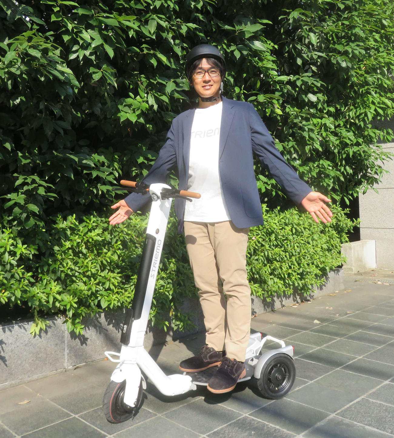 ストリーモ代表取締役の森庸太朗氏が停止したストリーモに乗って手放しで安定性をアピール（撮影・大上悟）