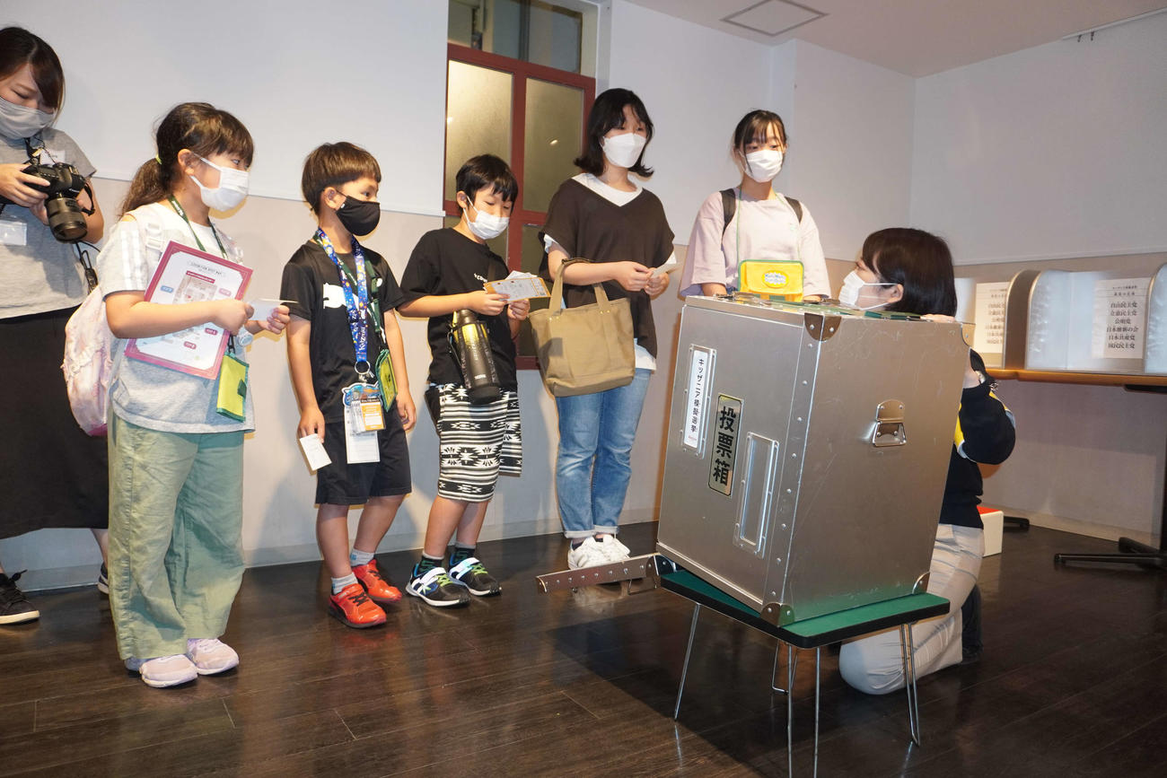 「キッザニア模擬選挙」でゼロ票確認をする子どもたち（撮影・沢田直人）