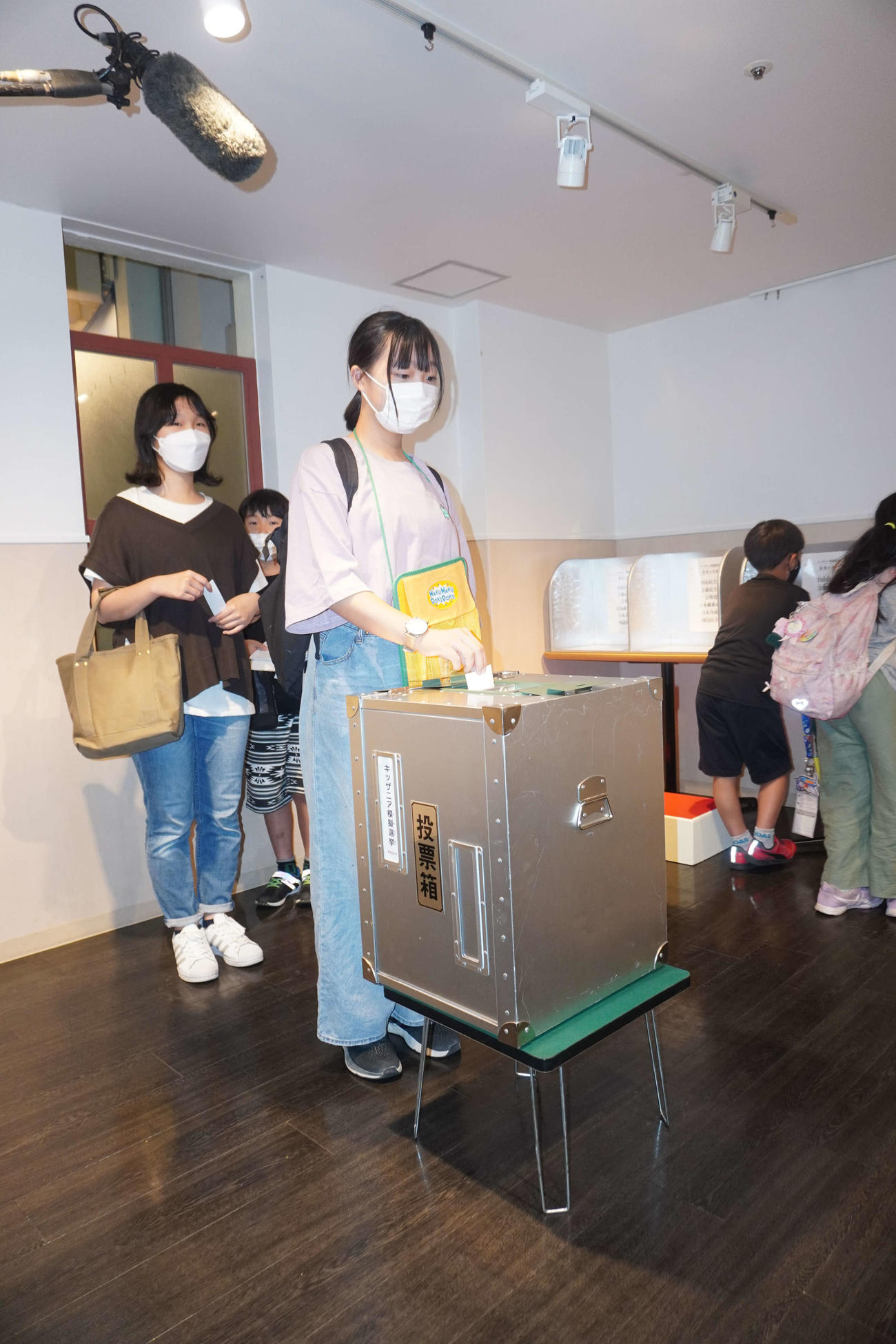 「キッザニア模擬選挙」で投票をする桜井花穏さん（撮影・沢田直人）
