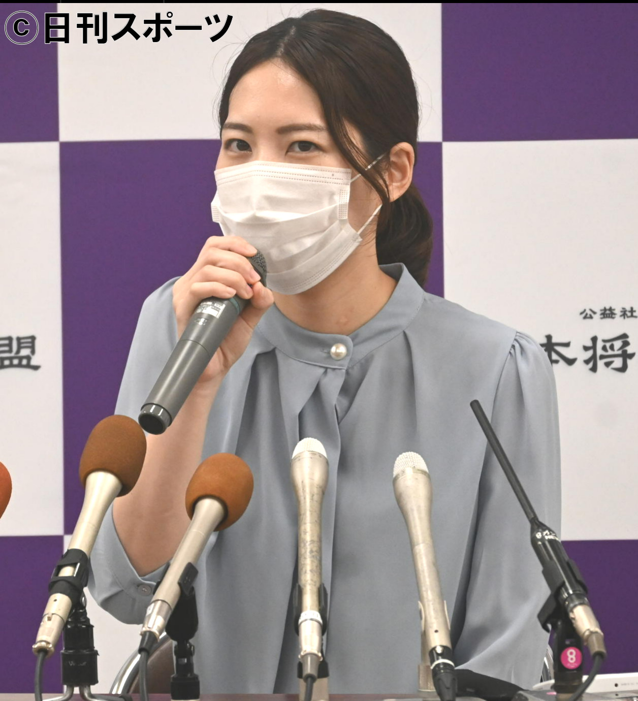 意気込みを語る里見香奈女流4冠（撮影・松浦隆司）