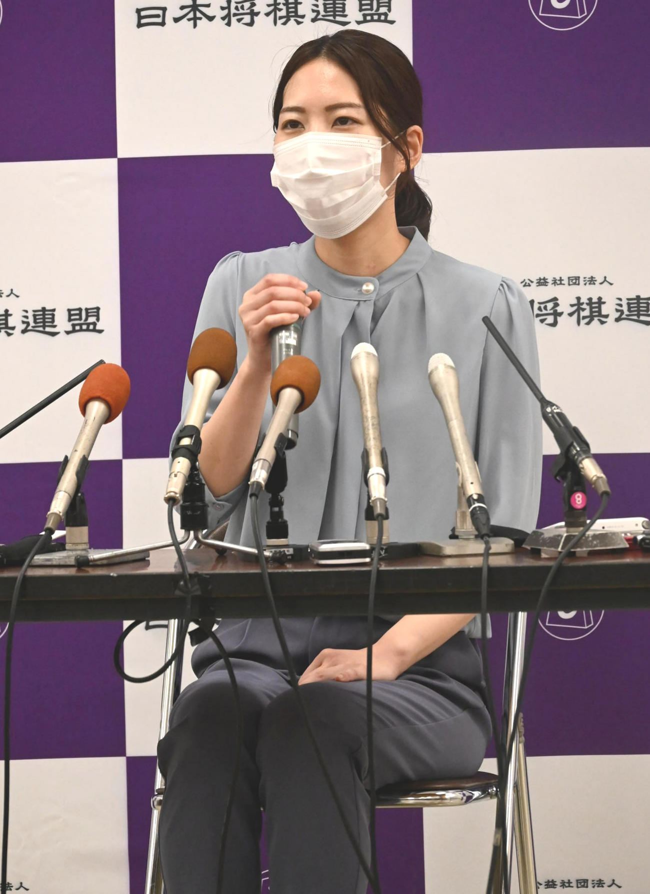 意気込みを語る里見香奈女流4冠（撮影・松浦隆司）