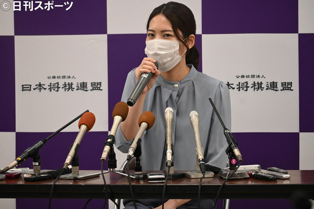 意気込みを語る里見香奈女流4冠（撮影・松浦隆司）