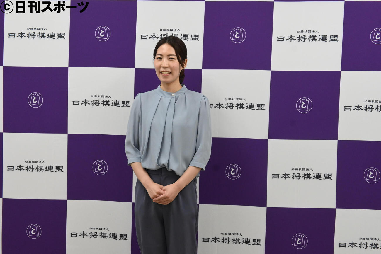 会見した里見香奈女流4冠（撮影・松浦隆司）