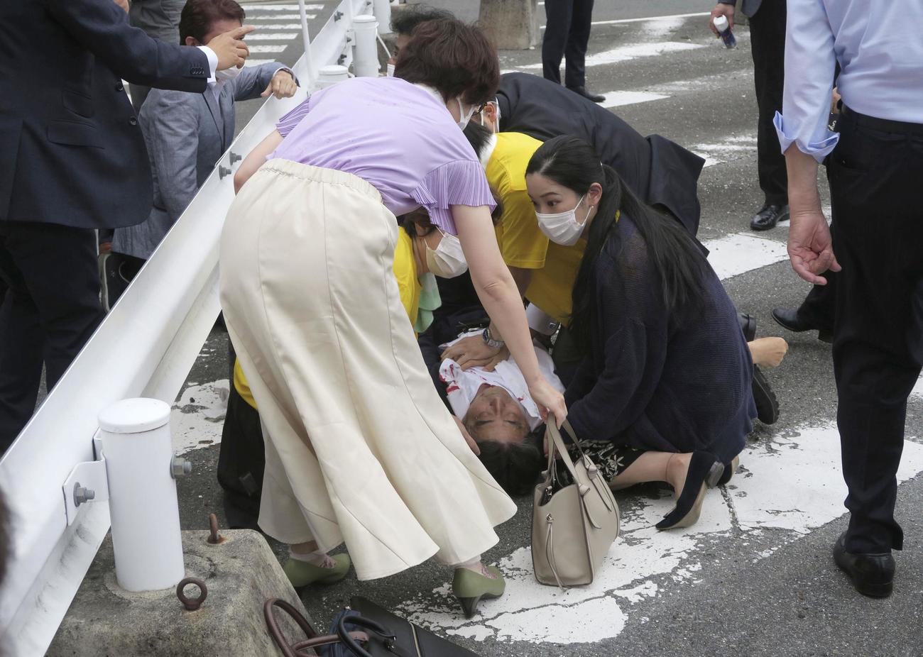 奈良市で街頭演説中に不審な男に襲われ、路上に倒れた自民党の安倍元首相（中央）（共同）