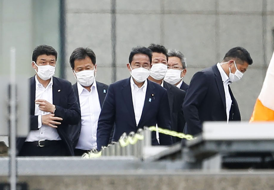 安倍元首相の銃撃を受け、首相官邸に戻った岸田首相（左から3人目）（共同）