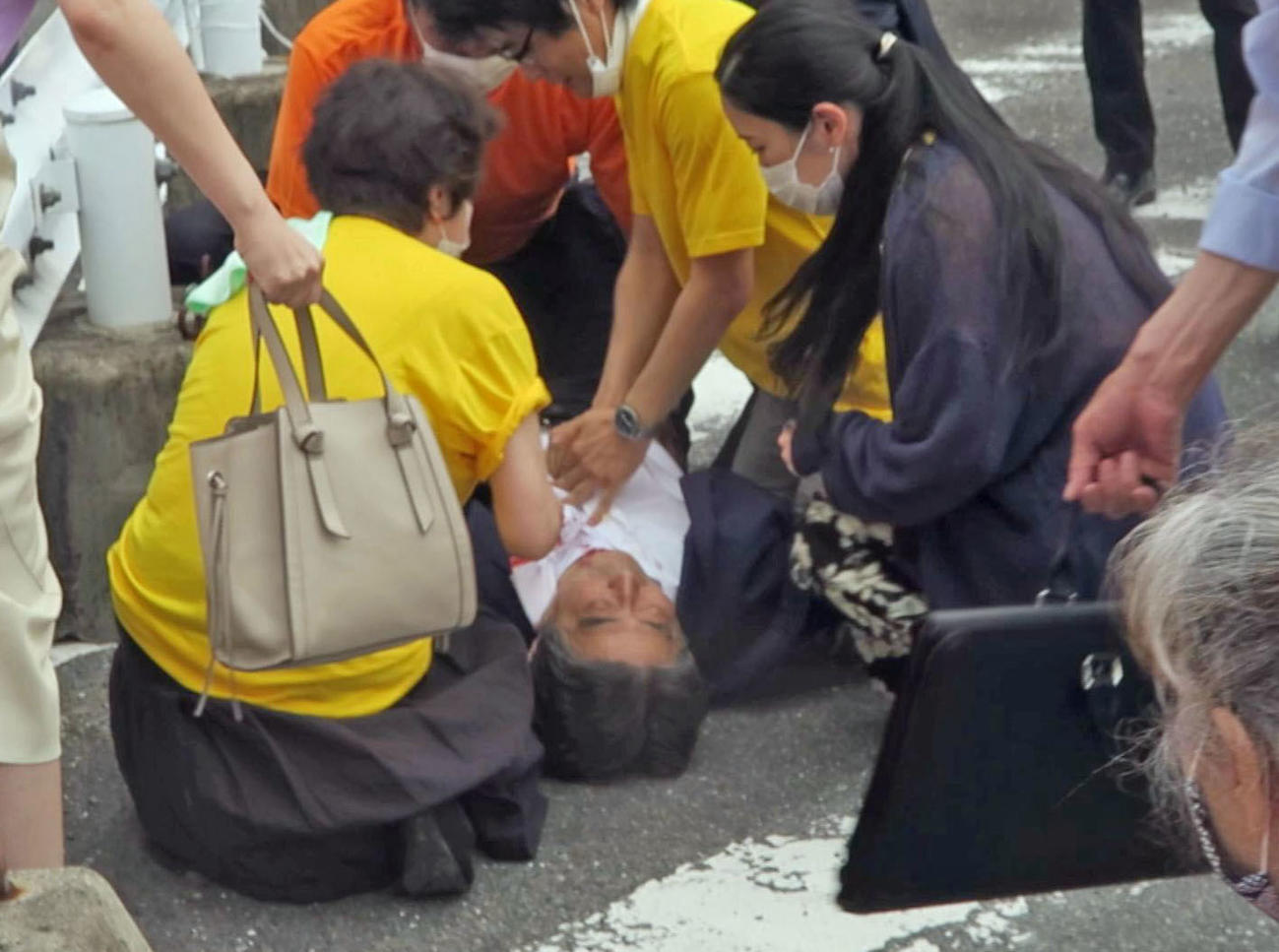 奈良市で街頭演説中に男に銃撃され、路上に倒れた自民党の安倍元首相（中央）（共同）