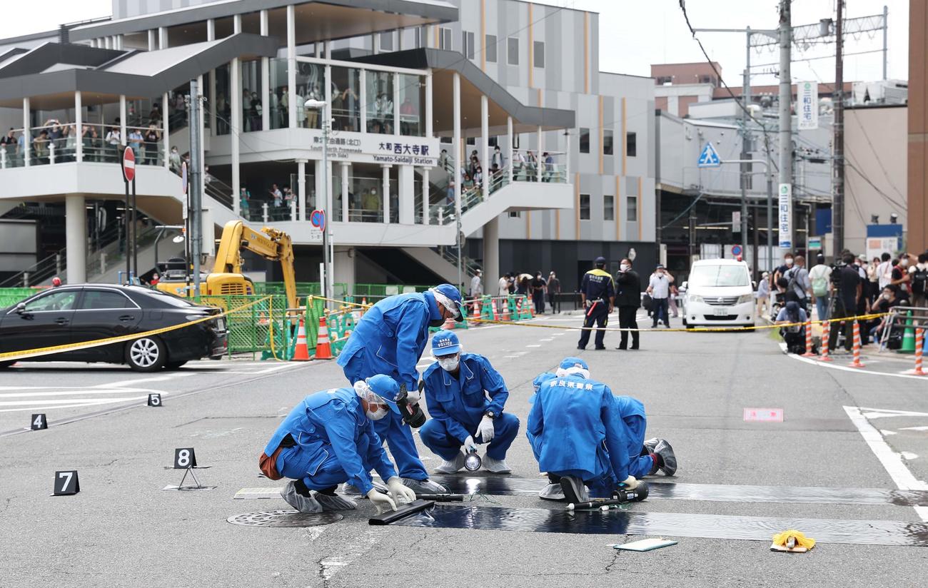 安倍元首相が撃たれたとみられる現場を調べる捜査員（撮影・上田博志）